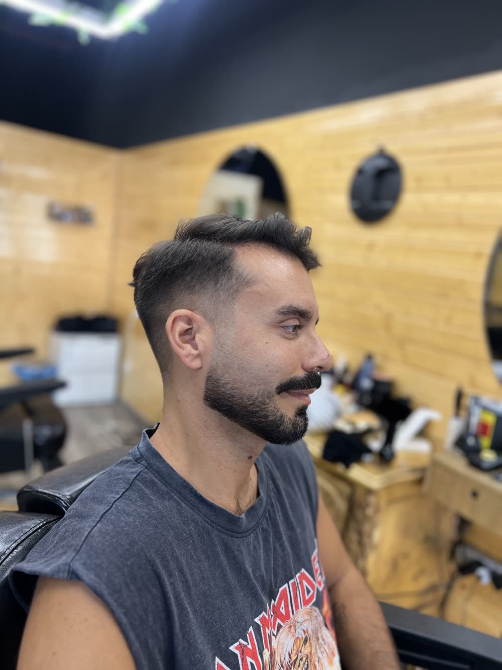 Corte de cabelo com risca feito na Bitencourt Barbershop