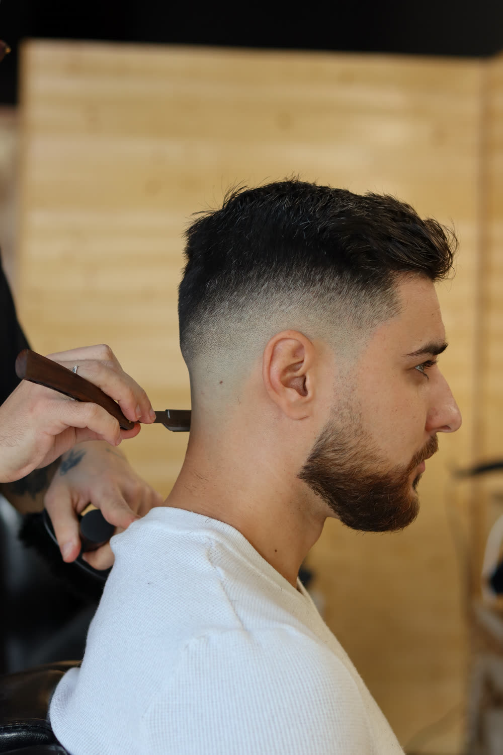 Acabamento de barba com navalha na Bitencourt Barbershop